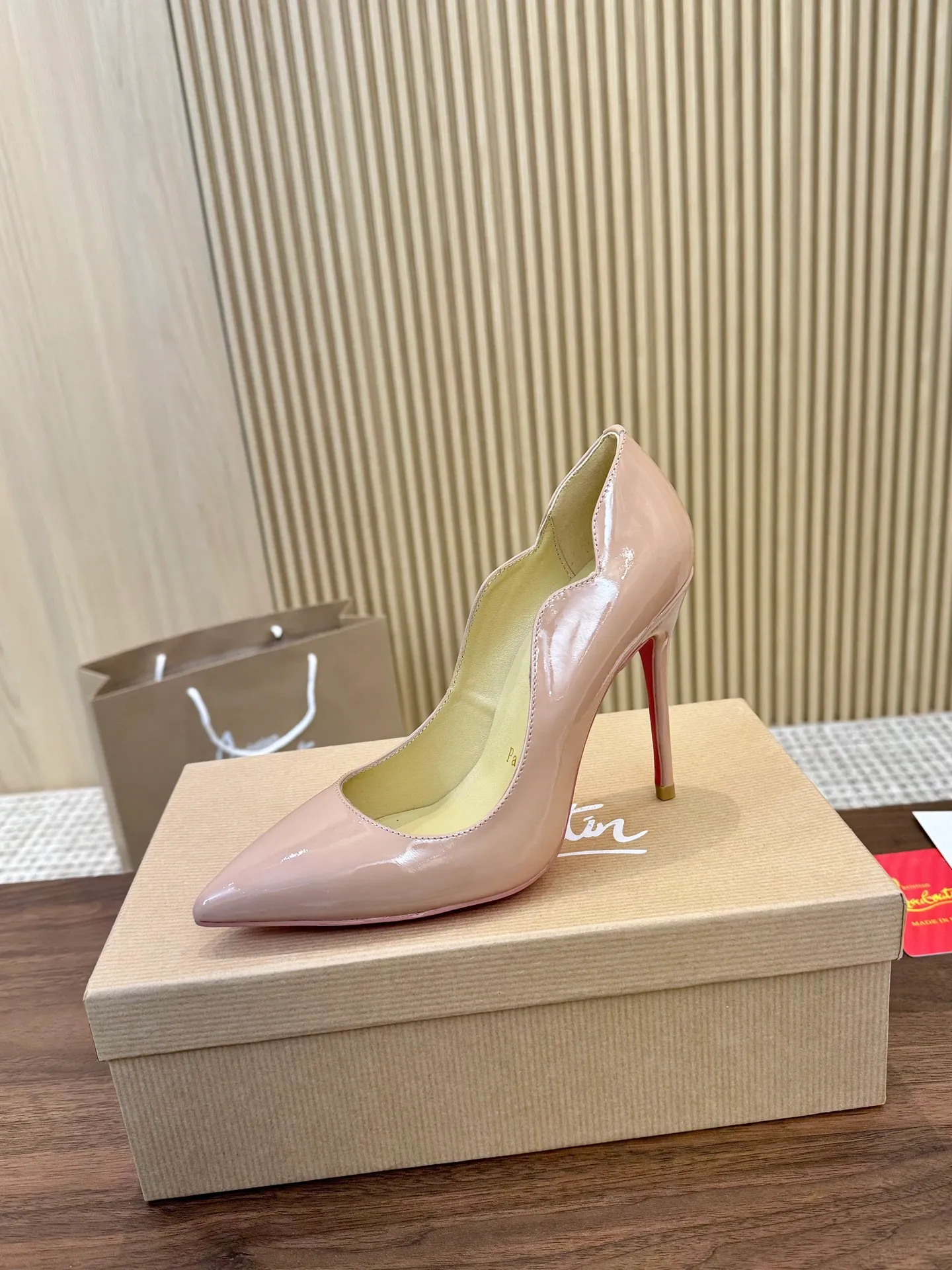 👟👟Ex-factory price 440👟👟 Genuine leather sole +40 shipped all year round 💝Christian Louboutin CL👠 "Imported cow patent leather💎 series" noble and luxurious, real blingbling✨ real materials, all customized by the pattern maker, and the materials are made of original customized materials, achieving the taste of the original 5 color options💍 Upper: Imported 👉Cow patent leather💪 Lining: Sheepskin foot pad/lining Size: 34-40.41.42 Heel height: 10.5cm and 8.5cm two options Leather sole Rubber sole
